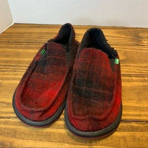 Sanuk Men’s plaid fleece slip on